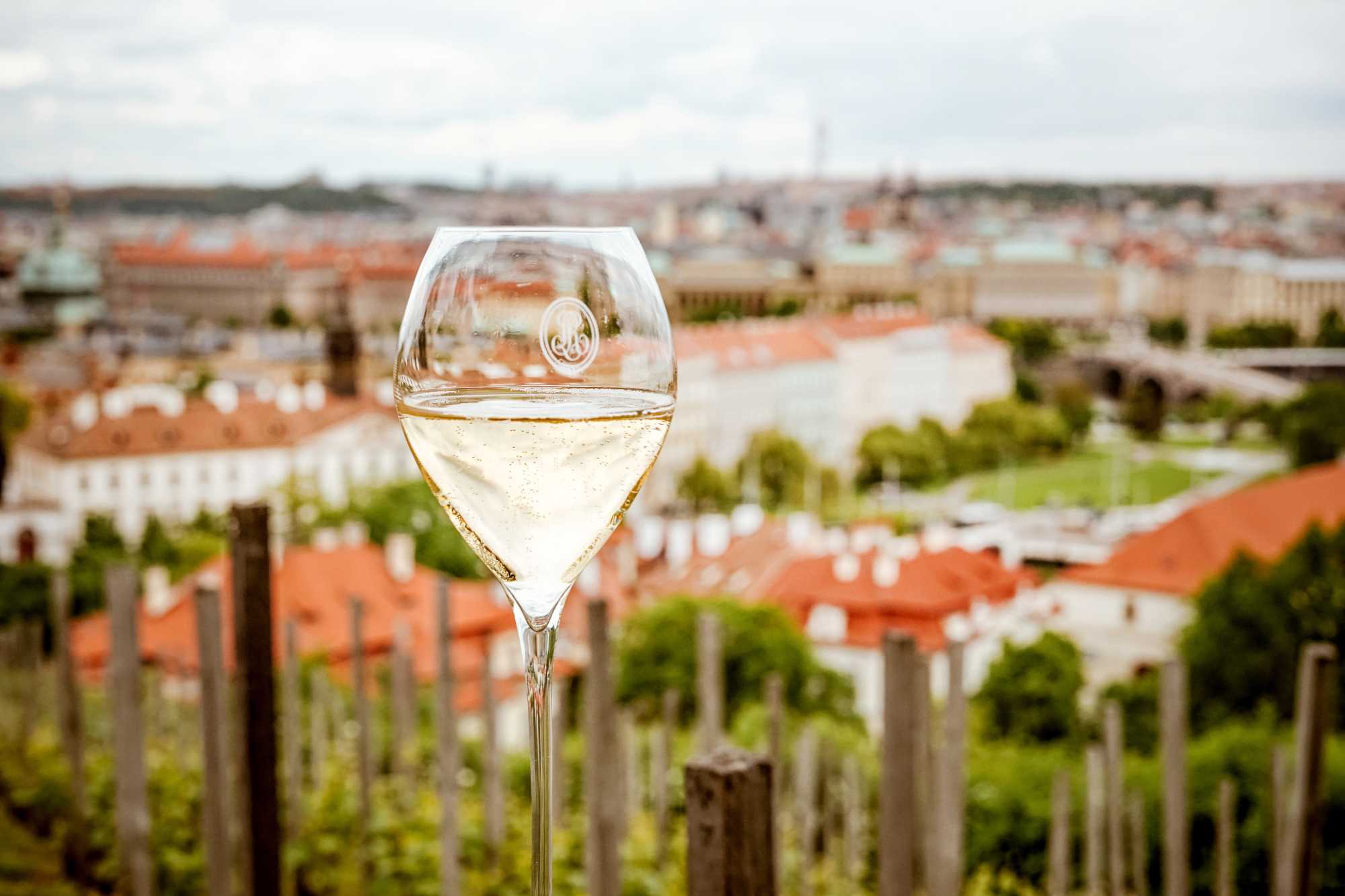Bubble Wine Fest 2026 ve Villa Richter: Svatováclavská vinice pod Pražským hradem ožije svátkem bublinek